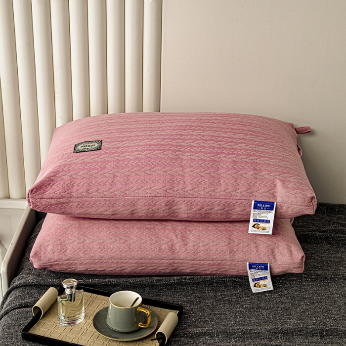 91家纺网 家纺一手货源 找家纺 拾光枕芯 2023新款贴标针织麻花亲肤羽丝棉高档枕芯 粉色