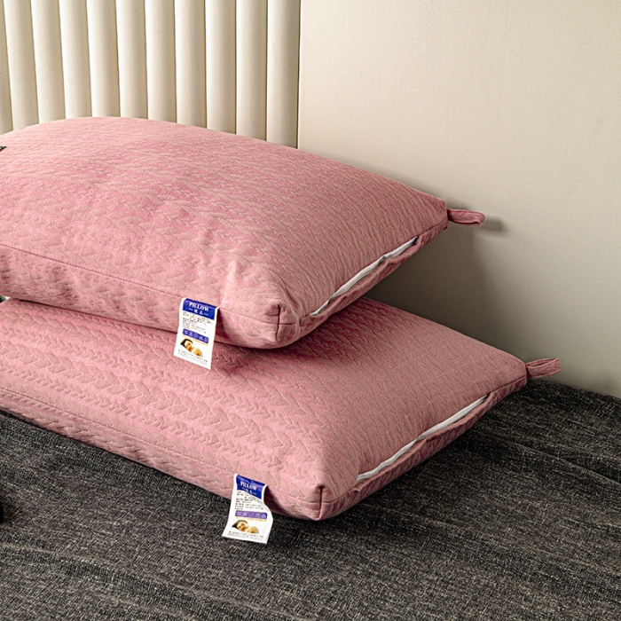 91家纺网 家纺一手货源 找家纺 拾光枕芯 2023新款贴标针织麻花亲肤羽丝棉高档枕芯 粉色