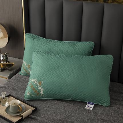 91家纺网 家纺一手货源 找家纺 拾光枕芯 2023新款跑量高档艾草立体双边刺绣驱蚊美眠枕芯 绿色
