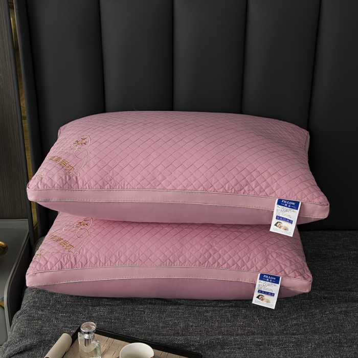 91家纺网 家纺一手货源 找家纺 拾光枕芯 2023新款跑量高档艾草立体双边刺绣驱蚊美眠枕芯 粉色