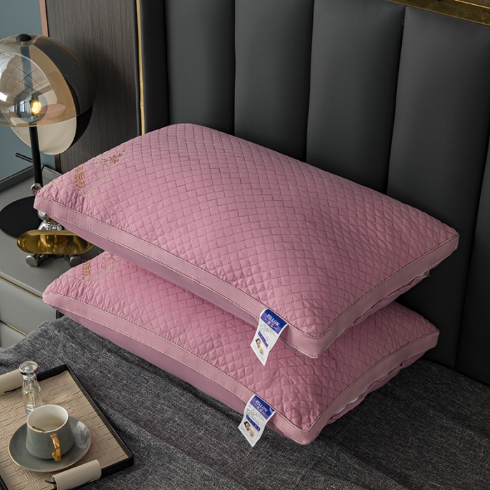 91家纺网 家纺一手货源 找家纺 拾光枕芯 2023新款跑量高档艾草立体双边刺绣驱蚊美眠枕芯 粉色