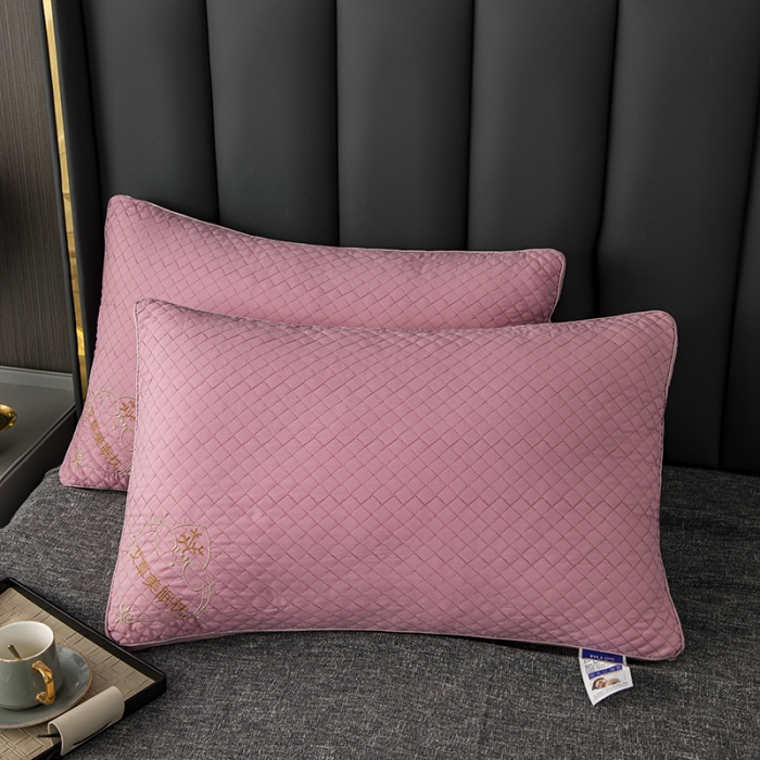91家纺网 家纺一手货源 找家纺 拾光枕芯 2023新款跑量高档艾草立体双边刺绣驱蚊美眠枕芯 粉色