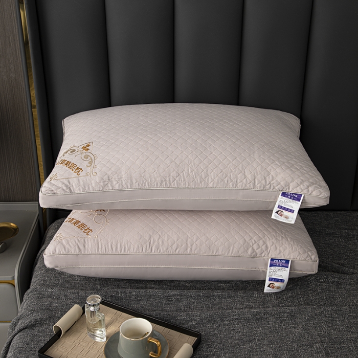 91家纺网 家纺一手货源 找家纺 拾光枕芯 2023新款跑量高档艾草立体双边刺绣驱蚊美眠枕芯 浅粉色