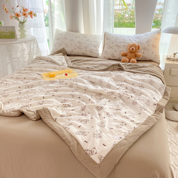 91家纺网 家纺一手货源 找家纺 慕尚家纺 2025新款A类超柔双层纱针织夏被四件套 可爱棕熊