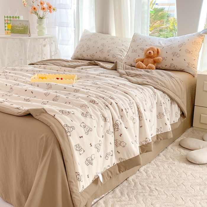 91家纺网 家纺一手货源 找家纺 慕尚家纺 2025新款A类超柔双层纱针织夏被四件套 可爱棕熊