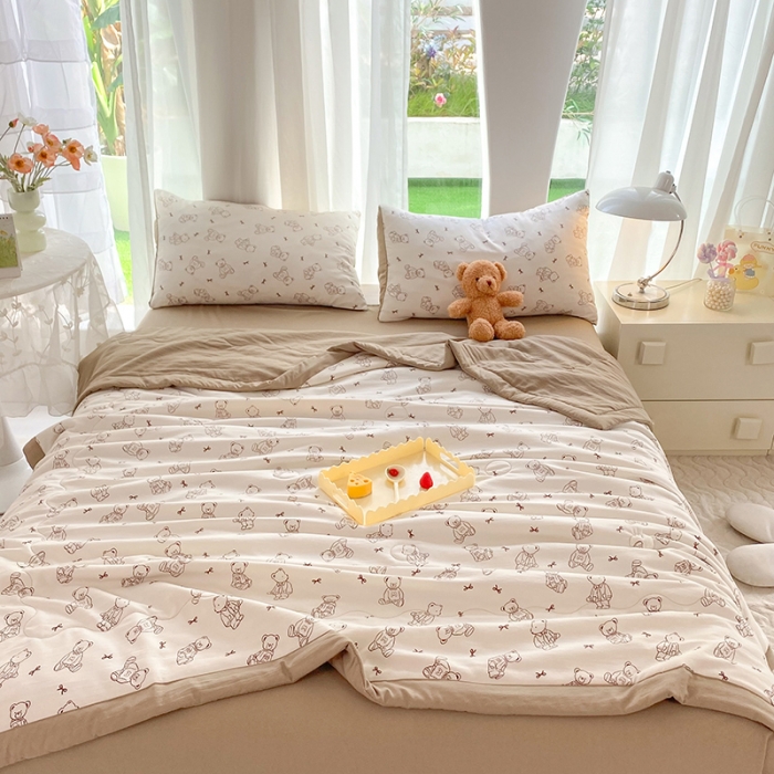 91家纺网 家纺一手货源 找家纺 慕尚家纺 2025新款A类超柔双层纱针织夏被四件套 可爱棕熊