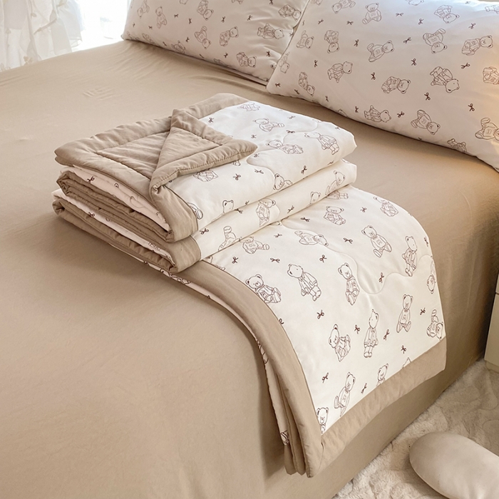 91家纺网 家纺一手货源 找家纺 慕尚家纺 2025新款A类超柔双层纱针织夏被四件套 可爱棕熊