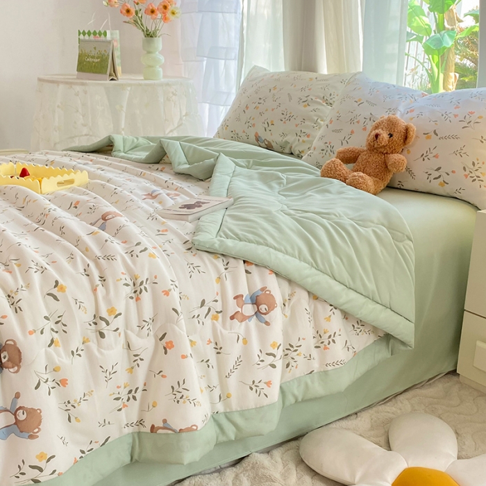 91家纺网 家纺一手货源 找家纺 慕尚家纺 2025新款A类超柔双层纱针织夏被四件套 小熊花园