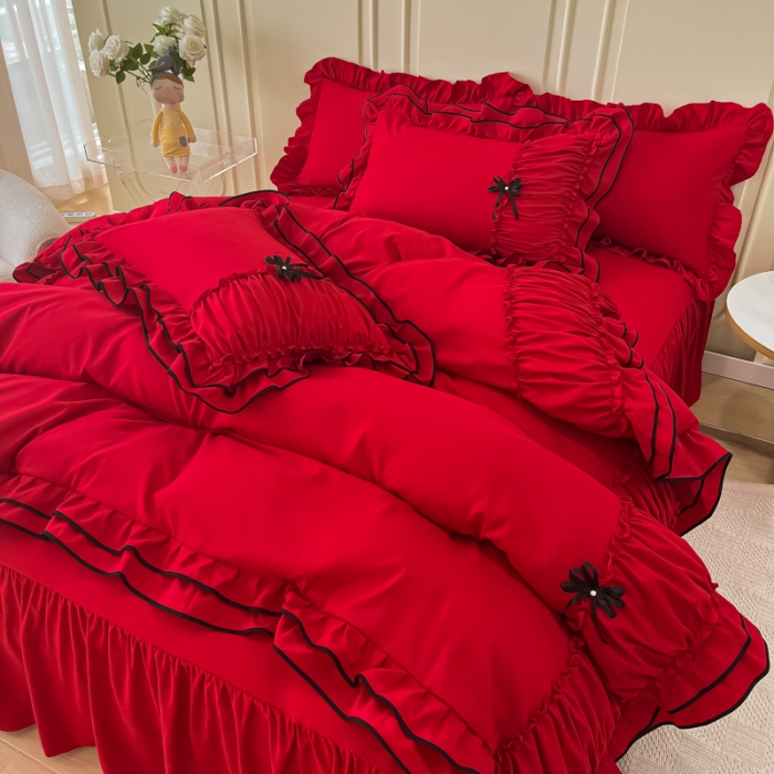 91家纺网 家纺一手货源 找家纺 乐卧 2026新款花漾褶皱网纱花边拼色黑蝴蝶款荷叶边四件套花漾-优雅红