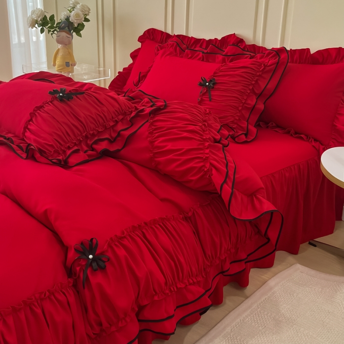 91家纺网 家纺一手货源 找家纺 乐卧 2026新款花漾褶皱网纱花边拼色黑蝴蝶款荷叶边四件套花漾-优雅红