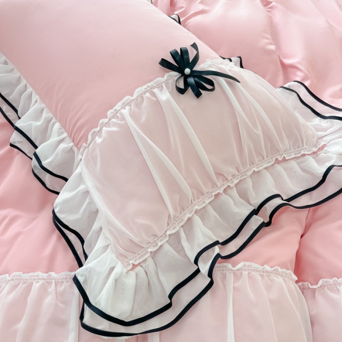 91家纺网 家纺一手货源 找家纺 乐卧 2026新款花漾褶皱网纱花边拼色黑蝴蝶款荷叶边四件套花漾-优雅粉