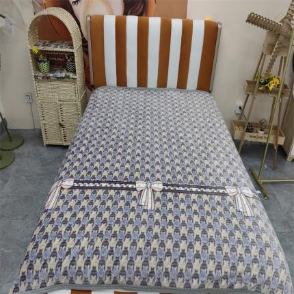 91家纺网 家纺一手货源 找家纺 爱她美新款300g金貂绒系列加厚包边法莱绒盖毯毛毯子千鸟蝴蝶结