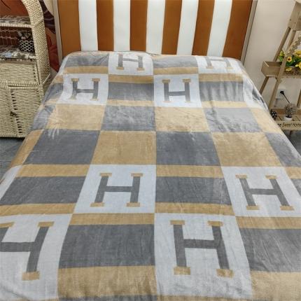 91家纺网 家纺一手货源 找家纺 爱她美 2023新款300g金貂绒系列加厚包边法莱绒盖毯毛毯子 银灰H