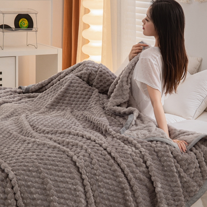 91家纺网 家纺一手货源 找家纺 卡琪曼 2023新款金龟绒毯子毛毯盖毯 浅灰色