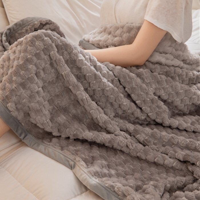 91家纺网 家纺一手货源 找家纺 卡琪曼 2023新款金龟绒毯子毛毯盖毯 浅灰色