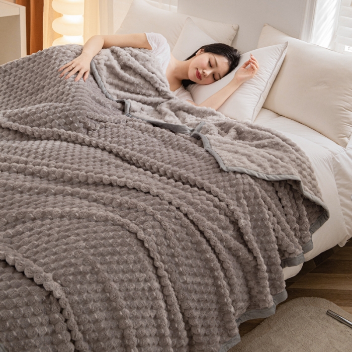 91家纺网 家纺一手货源 找家纺 卡琪曼 2023新款金龟绒毯子毛毯盖毯 浅灰色