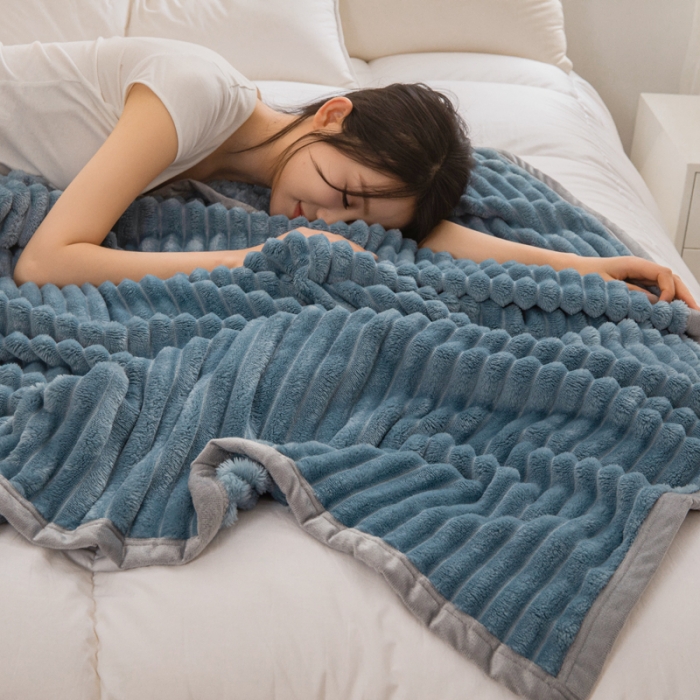 91家纺网 家纺一手货源 找家纺 卡琪曼 2023新款魔法绒毯子毛毯盖毯 灰蓝