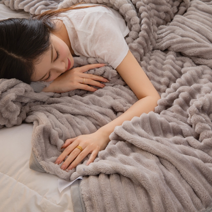 91家纺网 家纺一手货源 找家纺 卡琪曼 2023新款魔法绒毯子毛毯盖毯 灰色