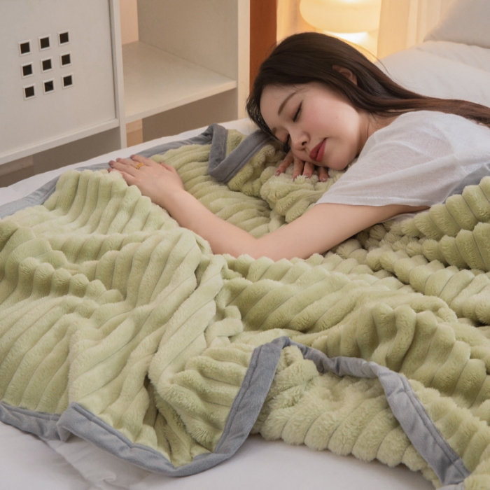 91家纺网 家纺一手货源 找家纺 卡琪曼 2023新款魔法绒毯子毛毯盖毯 奶油绿