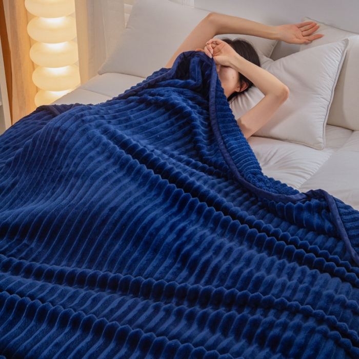 91家纺网 家纺一手货源 找家纺 卡琪曼 2023新款魔法绒毯子毛毯盖毯 深蓝