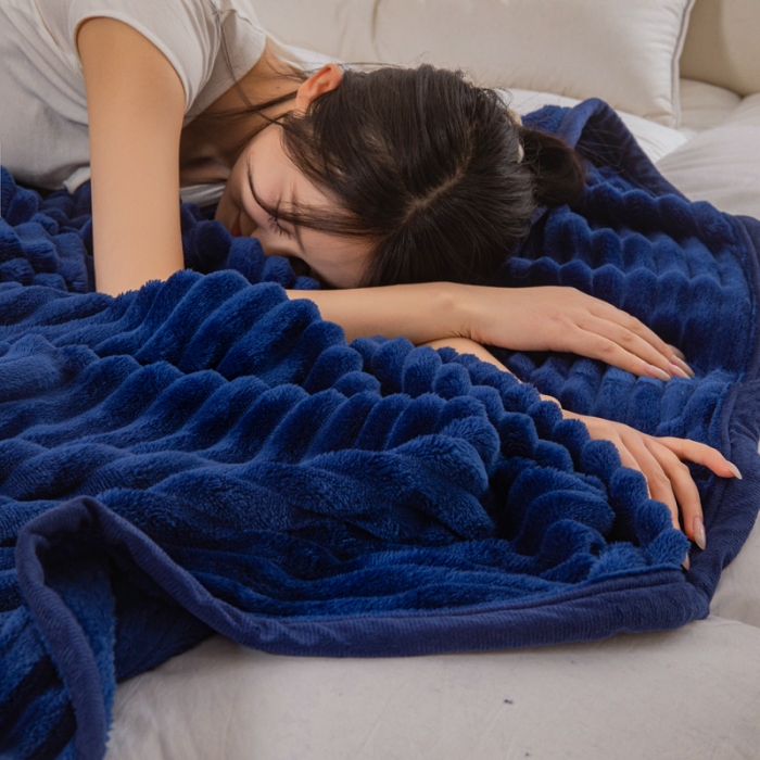 91家纺网 家纺一手货源 找家纺 卡琪曼 2023新款魔法绒毯子毛毯盖毯 深蓝