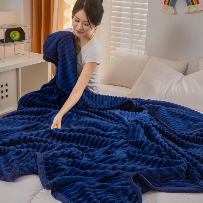 91家纺网 家纺一手货源 找家纺 卡琪曼 2023新款魔法绒毯子毛毯盖毯 深蓝