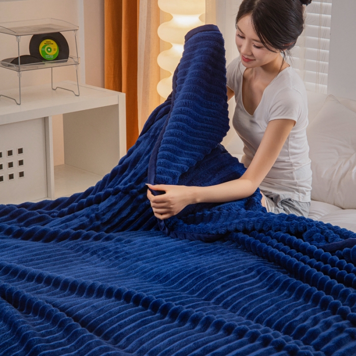 91家纺网 家纺一手货源 找家纺 卡琪曼 2023新款魔法绒毯子毛毯盖毯 深蓝