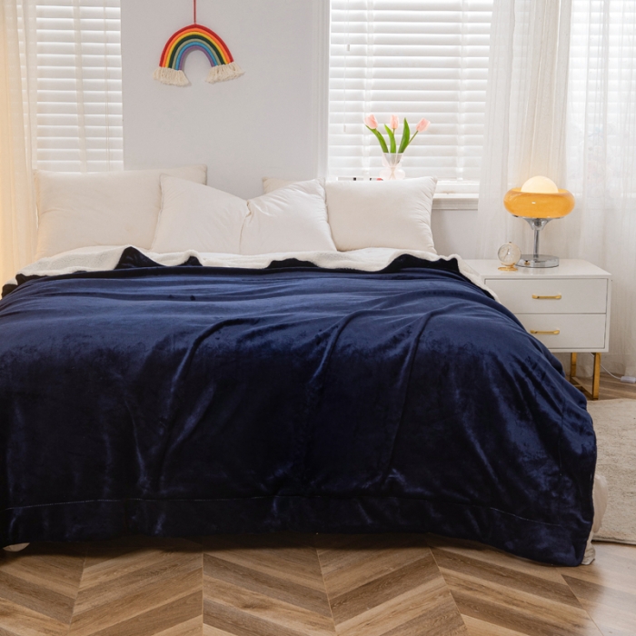 91家纺网 家纺一手货源 找家纺 卡琪曼 2022新双面法兰绒羊羔绒毛毯办公室午睡盖毯子深蓝（白羊羔绒）