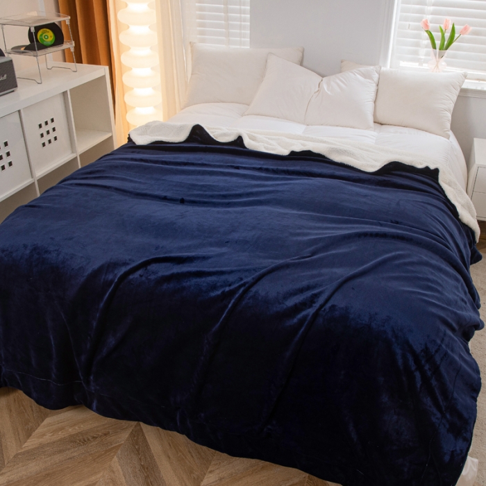 91家纺网 家纺一手货源 找家纺 卡琪曼 2022新双面法兰绒羊羔绒毛毯办公室午睡盖毯子深蓝（白羊羔绒）