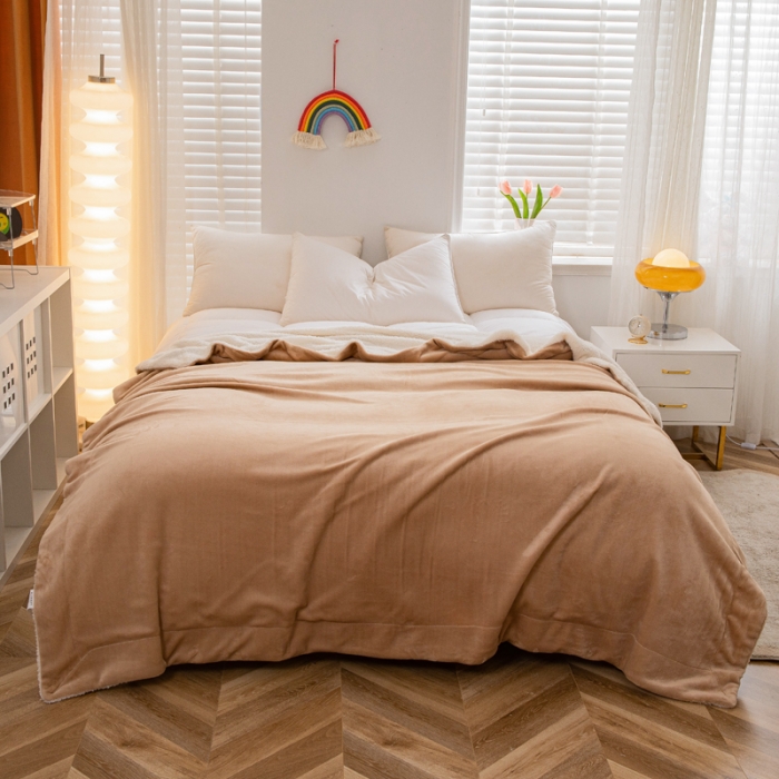 91家纺网 家纺一手货源 找家纺 卡琪曼 2022双面法兰绒羊羔绒毛毯办公室午睡盖毯子 驼色（白羊羔绒）