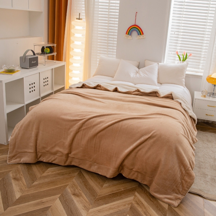 91家纺网 家纺一手货源 找家纺 卡琪曼 2022双面法兰绒羊羔绒毛毯办公室午睡盖毯子 驼色（白羊羔绒）