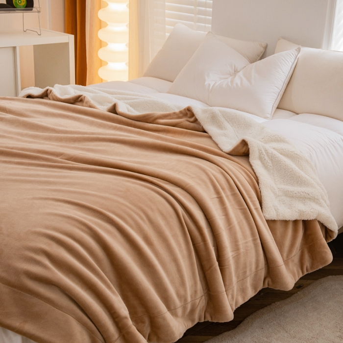 91家纺网 家纺一手货源 找家纺 卡琪曼 2022双面法兰绒羊羔绒毛毯办公室午睡盖毯子 驼色（白羊羔绒）