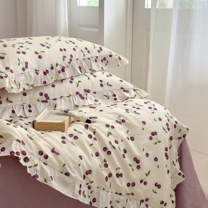 91家纺网 家纺一手货源 找家纺 棉生活 2025新款洛丽塔花边款全棉四件套 樱桃季-紫