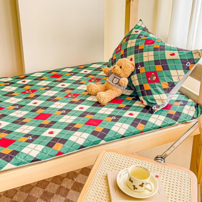 91家纺网 家纺一手货源 找家纺 金丝鸟 2023新款全棉加水晶绒棉加绒床垫套 菱格爱心熊