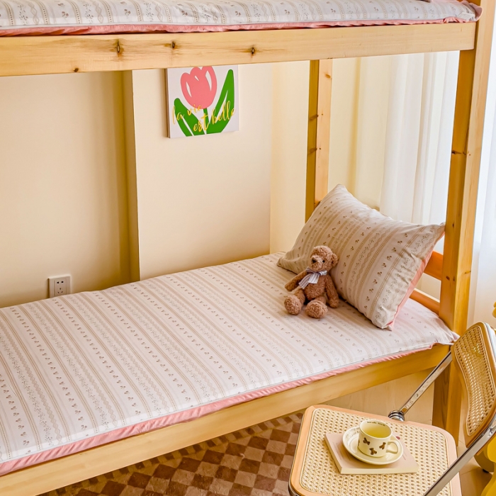 91家纺网 家纺一手货源 找家纺 金丝鸟 2023新款全棉加水晶绒棉加绒床垫套 烟雨枫间