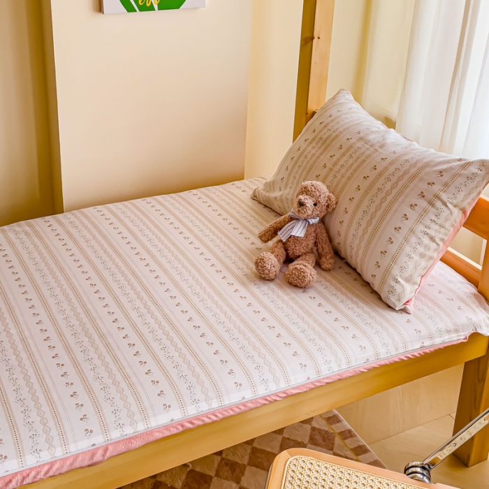 91家纺网 家纺一手货源 找家纺 金丝鸟 2023新款全棉加水晶绒棉加绒床垫套 烟雨枫间