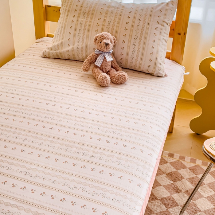 91家纺网 家纺一手货源 找家纺 金丝鸟 2023新款全棉加水晶绒棉加绒床垫套 烟雨枫间