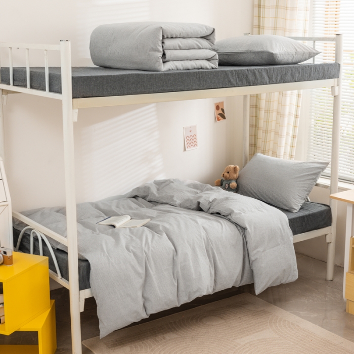 91家纺网 家纺一手货源 找家纺 柠萌 2025新款A类全棉色织水洗棉学生宿舍上下铺全棉三件套 灰极细条