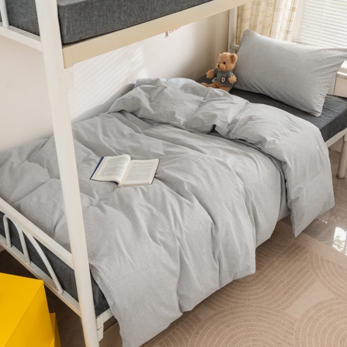 91家纺网 家纺一手货源 找家纺 柠萌 2025新款A类全棉色织水洗棉学生宿舍上下铺全棉三件套 灰极细条