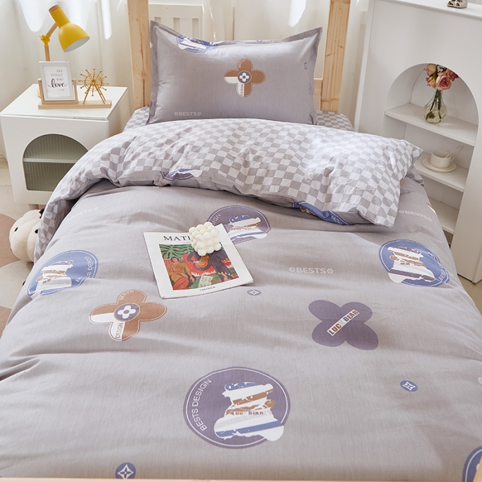 91家纺网 家纺一手货源 找家纺 晶缦家纺 2023新款全棉13372印花三件套 时尚熊 浅灰