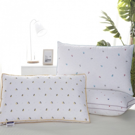 91家纺网 家纺一手货源 找家纺 （总）拾光 2023新款全棉刺绣清新印花酒店羽丝绒枕