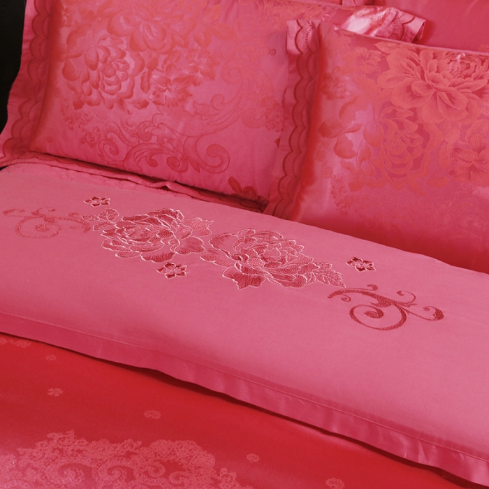 91家纺网 家纺一手货源 找家纺 福丽莱家纺  2023新款贡缎提花床裙四件套（夹棉）朵朵花语-砖红