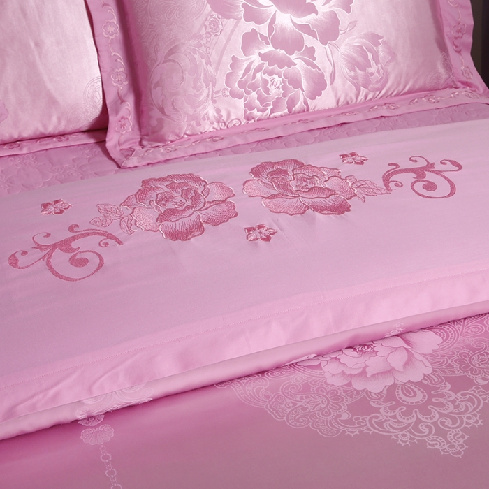 91家纺网 家纺一手货源 找家纺 福丽莱家纺  2023新款贡缎提花床裙四件套（夹棉）花香情缘-粉