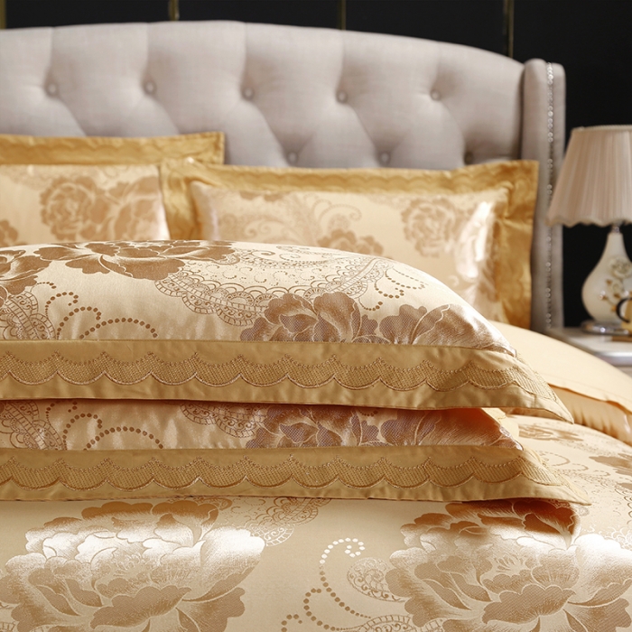 91家纺网 家纺一手货源 找家纺 福丽莱家纺  2023新款贡缎提花床裙四件套（夹棉）静待花开-金色