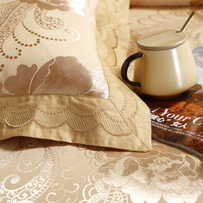 91家纺网 家纺一手货源 找家纺 福丽莱家纺  2023新款贡缎提花床裙四件套（夹棉）静待花开-金色