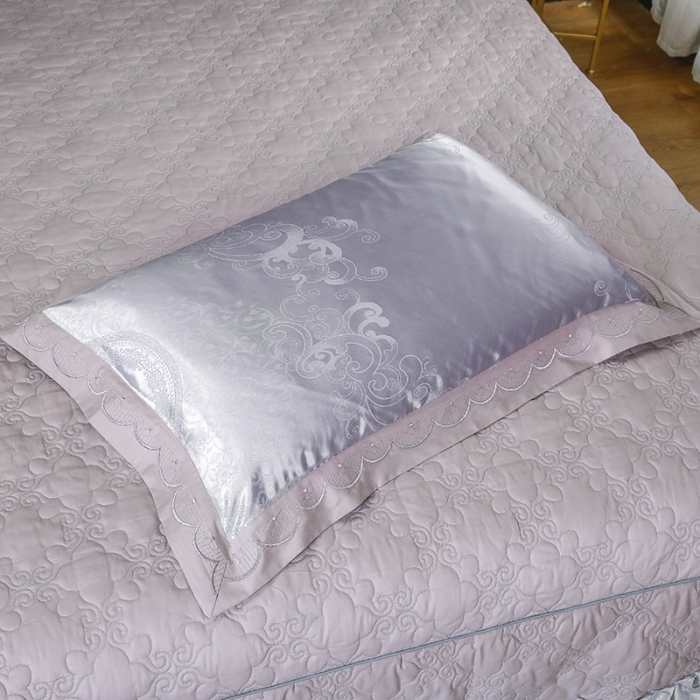 91家纺网 家纺一手货源 找家纺 福丽莱家纺  2023新款贡缎提花床裙四件套（夹棉）名门世家-银灰