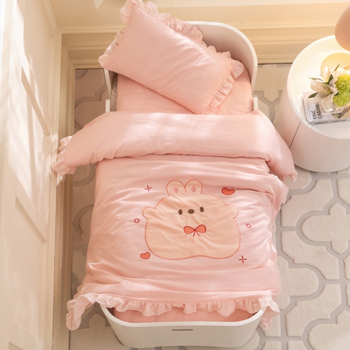 91家纺网 家纺一手货源 找家纺 喜多兔 2023新款纯棉双层纱绣花幼儿园三件套 粉色Q小兔