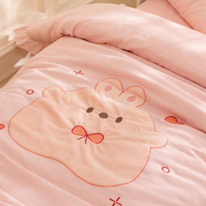 91家纺网 家纺一手货源 找家纺 喜多兔 2023新款纯棉双层纱绣花幼儿园三件套 粉色Q小兔