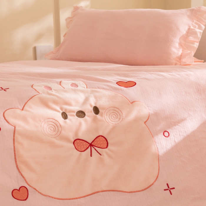 91家纺网 家纺一手货源 找家纺 喜多兔 2023新款纯棉双层纱绣花幼儿园三件套 粉色Q小兔