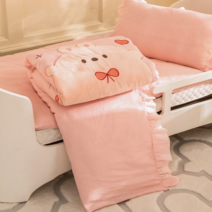 91家纺网 家纺一手货源 找家纺 喜多兔 2023新款纯棉双层纱绣花幼儿园三件套 粉色Q小兔